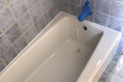 White Bathtub Reglazing